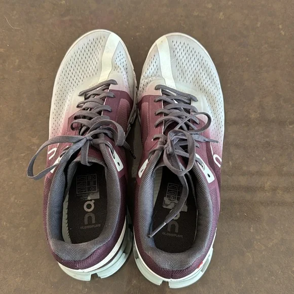 On cloudflow running shoe. Size 9.5. Excellent condition - Picture 3 of 5